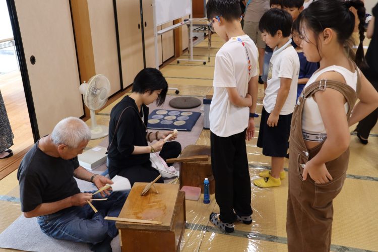 作業風景を見学する子ども